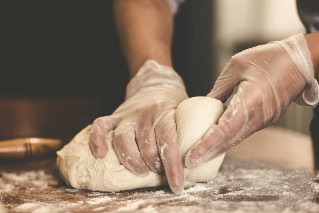Hands,Of,A,Woman,Making,Dough,With,Plastic,Gloves,On دستکش وینولکس رز مریم